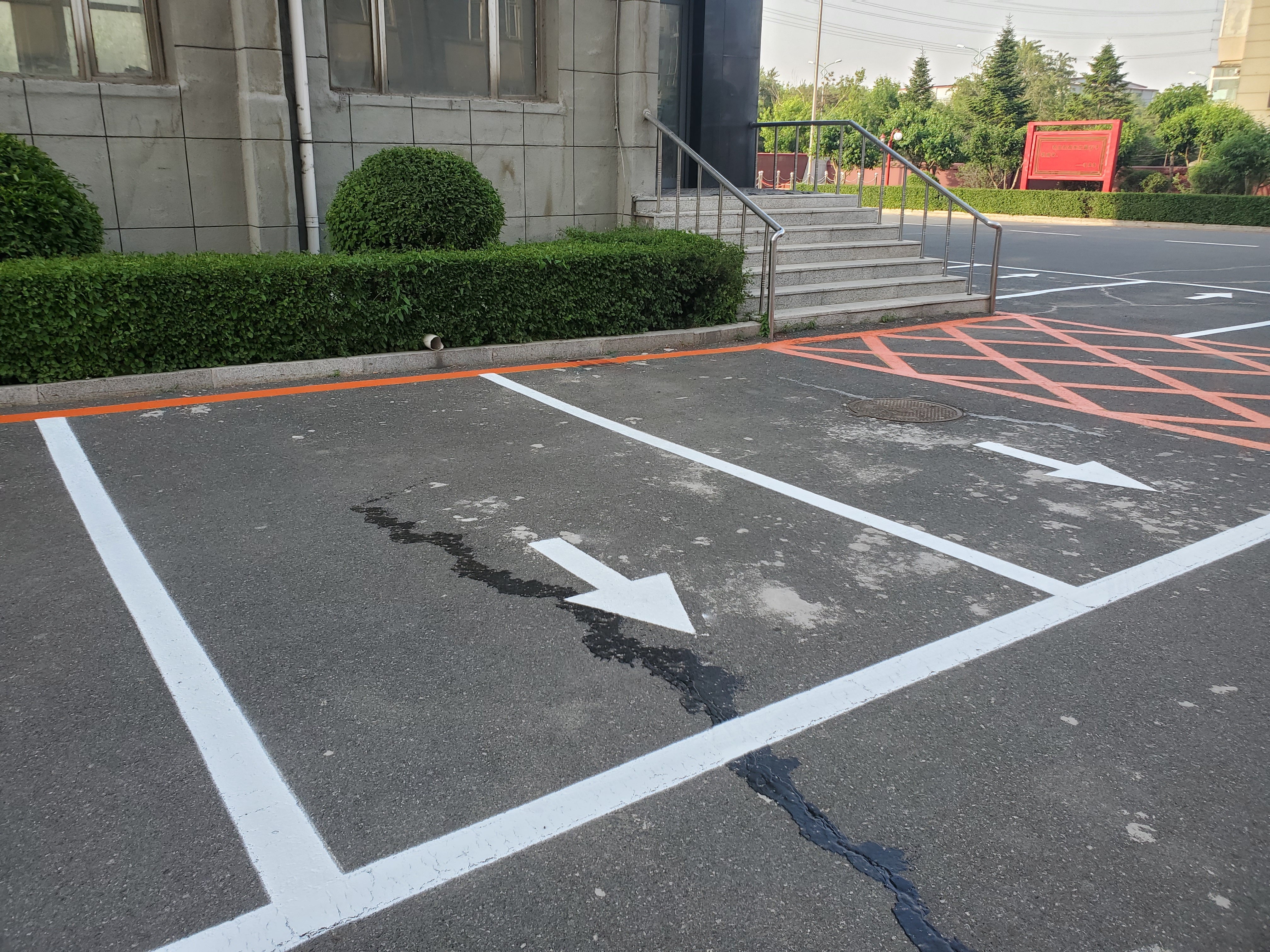 停車場(chǎng)標(biāo)識(shí)線施工、劃線標(biāo)準(zhǔn)以及車位劃線尺寸解析